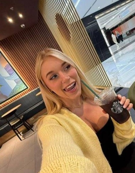Elle Brooke, 46, gaza