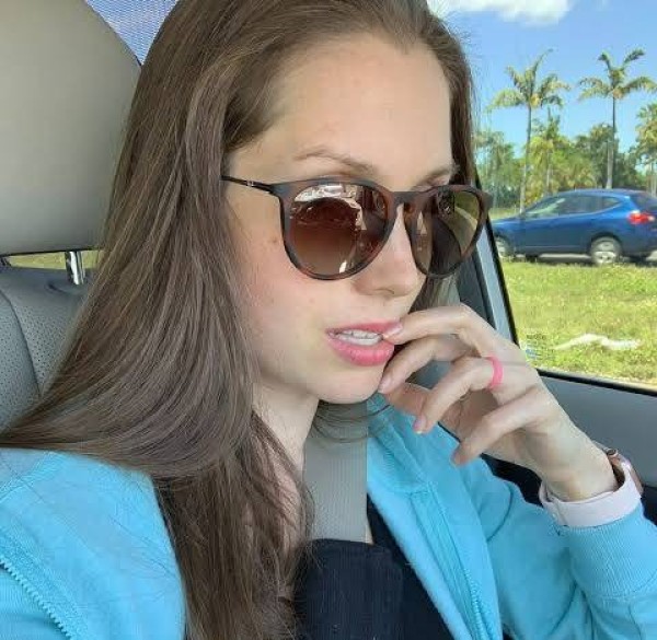 Marie, 30, garland
