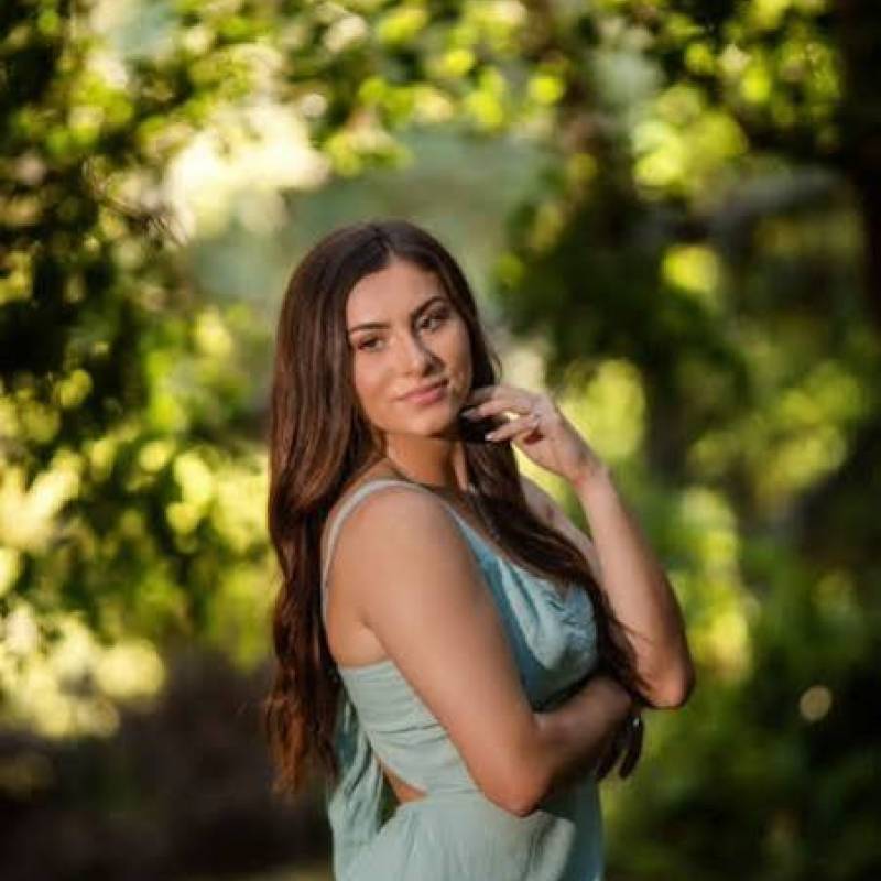 Aliah, 29, garland